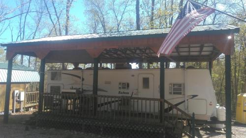 雅典Two Creeks Camp的上面有美国国旗的rv