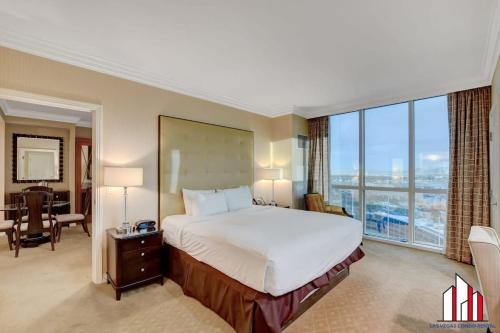 拉斯维加斯MGM Signature-19-802 1Br 2Ba F1 Pits View Balcony的大型酒店客房,配有一张床和一张书桌