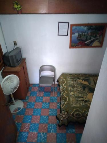 塔斯科·德·阿拉尔孔拉斯帕洛马斯酒店的小房间设有床铺和电视