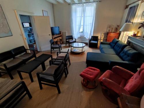 CourdemancheGîte de la vallée à Courdemanche Sarthe的客厅配有蓝色的沙发和椅子