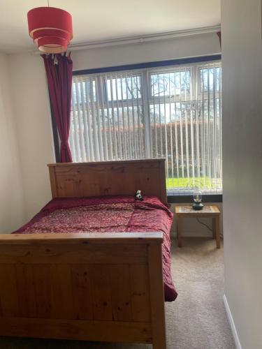 格拉斯哥Homestay的一间卧室配有床和带窗帘的窗户