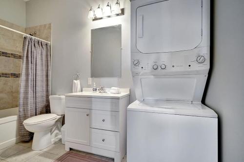 金斯顿High-end condo downtown Kingston near RMC Queens的白色的浴室设有水槽和卫生间。