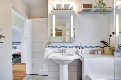 渥太华Century home by river hot tub & parking的白色的浴室设有水槽和镜子