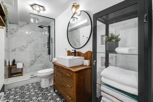 皮克顿Birch & Ivy Suites at Portage House in Picton的一间带水槽和镜子的浴室