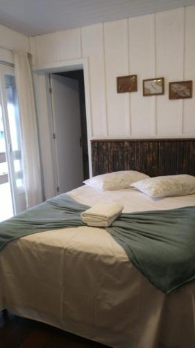 Marechal LuzPousada Doce Vida的卧室内的一张带两个枕头的床