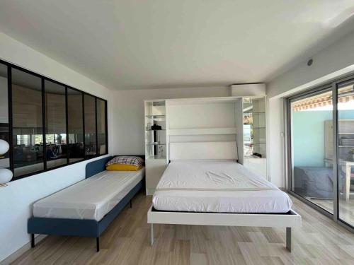 瓦洛里Magnifique vue mer panoramique的一间卧室设有两张床和大窗户