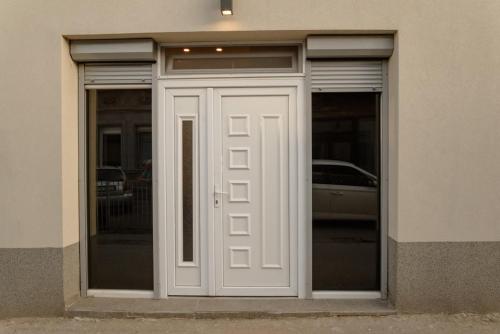 莱斯科瓦茨Sen's Studio的大楼的白色门,里面装有汽车