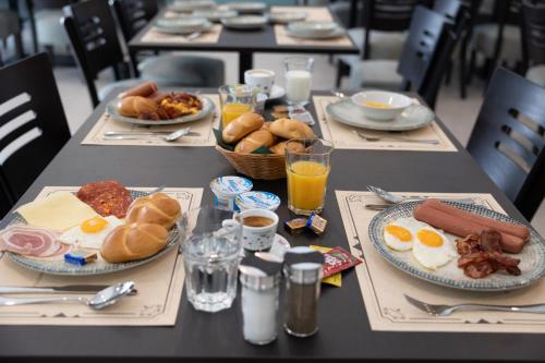 奥西耶克Rooms Rebolj的餐桌上摆放着早餐食品和饮料