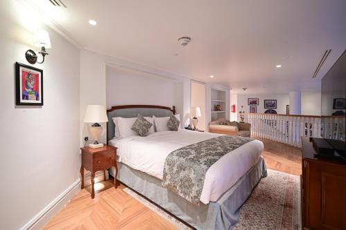 多哈21 High Street Residence的一间带大床和楼梯的卧室