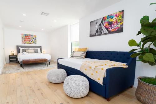 圣地亚哥Bright and Trendy 2-story Bankers Hill Condo的一间带蓝色床的卧室和一间带床边的卧室