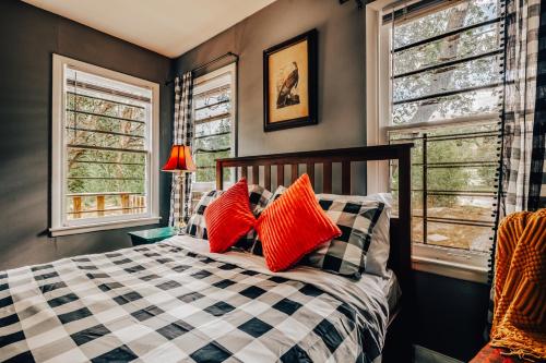 奥斯汀Two Tree-House Oasis on UT Campus的一间卧室配有红色枕头的床
