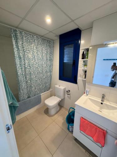 卡拉法特Apartamento calafat的浴室配有白色卫生间和盥洗盆。