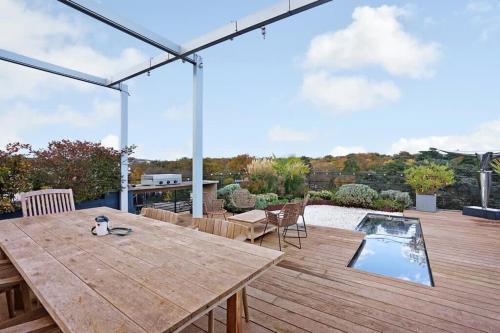 布洛涅-比扬古Appartement avec terrasse的一个带木桌和游泳池的庭院