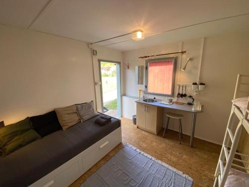 布拉格Prague Camping Dzban的一间卧室配有一张床和一张书桌