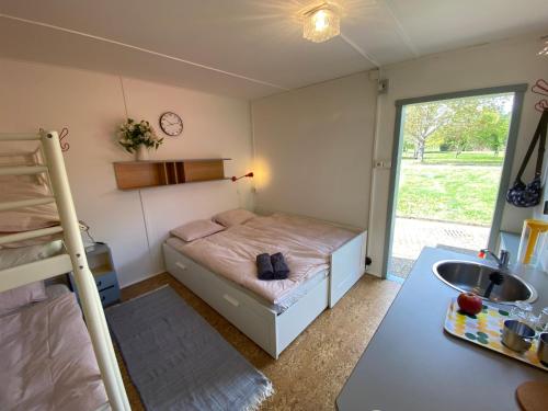 布拉格Prague Camping Dzban的一间带床和水槽的小卧室