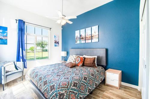 Coolidge1A- Coolidge AZ 1bd fully furnished w amenities 1A的蓝色卧室配有床和吊扇