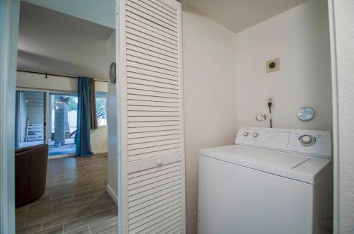 卡萨格兰德34A Casa Grande Modern 1bd condo w HEATED POOL的白色洗衣房配有洗衣机和烘干机
