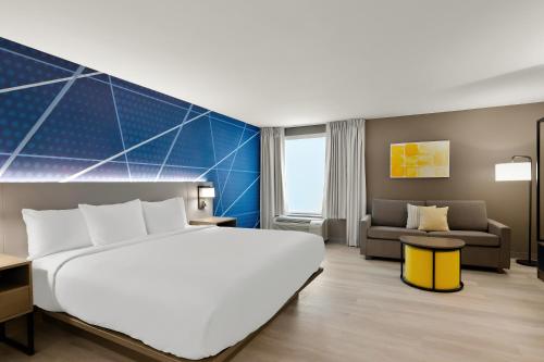 孔洛Comfort Inn Conroe的酒店客房设有一张大床和一张沙发。