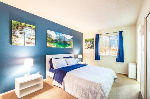 卡萨格兰德78- Modern Casa Grande Desert Paradise heated pool的蓝色的卧室,配有床和蓝色的墙壁