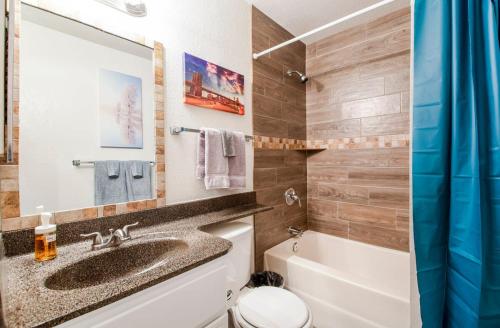 卡萨格兰德88 Casa Grande 3bd 2b modern comfort heated pool的浴室配有盥洗盆、卫生间和浴缸。