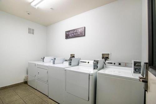 谢拉维斯塔Vistas 202- Modern Sierra Vista 1bd great location的洗衣房配有洗衣机和墙上的标志