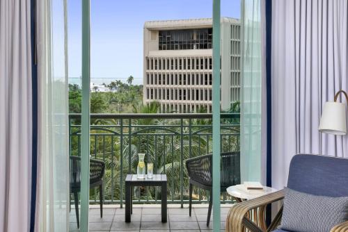 迈阿密迈阿​​密力丽思卡尔顿椰林酒店 的客房设有带椅子和桌子的阳台。