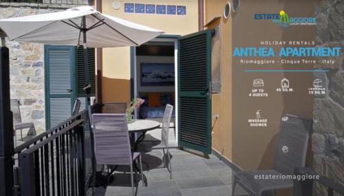 里奥马哲雷依斯忒特里奥马焦雷公寓的庭院配有遮阳伞和桌椅。