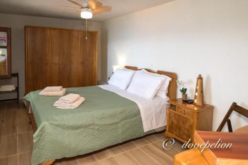 阿吉奥斯伊欧尼斯Uranus Blue Residence Agios Ioannis Papa Nero的一间卧室配有一张床,上面有两条毛巾