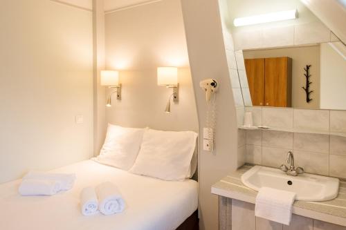 巴黎玛丽格南酒店的酒店客房设有床和水槽