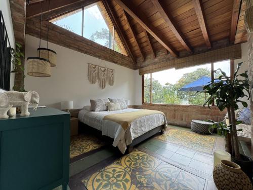 帕乔Casa Kolibri的一间卧室设有一张床和一个大窗户
