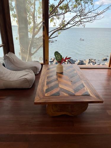 BalgueEl Pital, Chocolate Paradise的海景客房内的木桌