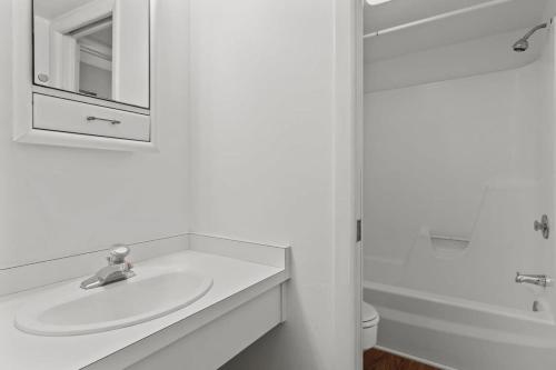 萨尼贝尔Comfy Waterfront Condo at Tennisplace Sanibel的白色的浴室设有水槽和镜子