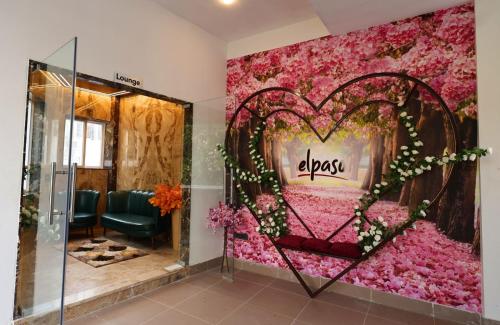 塞勒姆Hotel Elpaso的一间拥有粉红色花卉的心墙客房