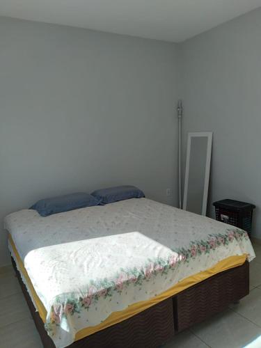 卡达斯诺瓦斯Casa primavera caldas novas的一张床上的毯子,放在房间里
