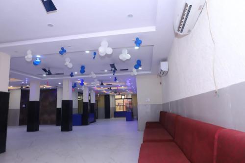 瓜廖尔TRP Rama Inn的大堂设有红色的沙发和蓝色的灯光