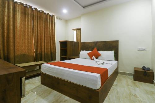 瓜廖尔TRP Rama Inn的一间卧室配有一张大床和电视