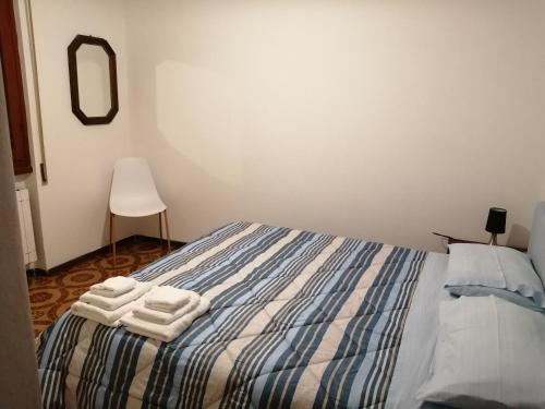 阿梅利亚Appartamenti Fiumaretta MT 200 dalla spiaggia的一间卧室配有一张床,上面有两条毛巾
