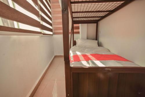 安曼Petra bods inn的小型客房设有一张双层床,配有窗户