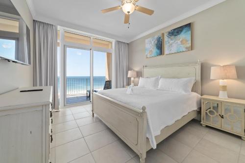 奥兰治比奇Luxury Gulf Front Condo Lazy River 704的一间卧室配有一张床,享有海景