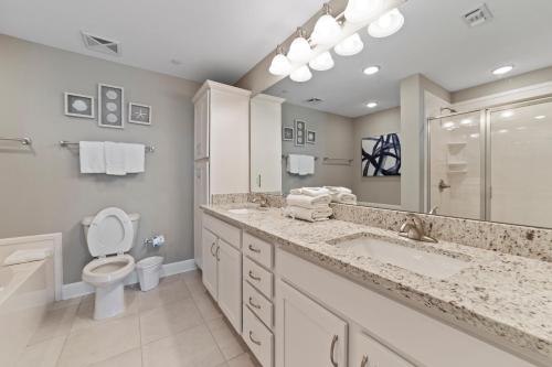 奥兰治比奇Luxury Gulf Front Condo Lazy River 704的浴室配有卫生间、盥洗盆和淋浴。
