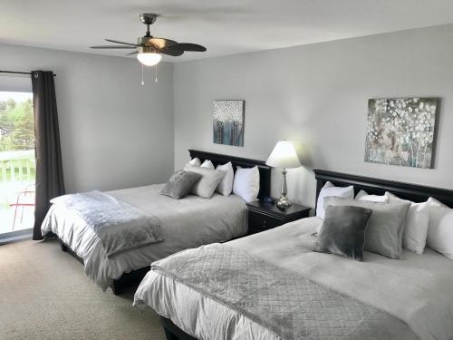 洛基港Stay in Gros Morne的一间卧室配有两张床和吊扇