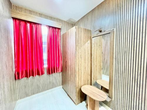 瓦拉纳西HOTEL SIDDHANT PALACE ! VARANASI fully-Air-Conditioned hotel at prime location, Lift-&-wifi-available, near-Kashi-Vishwanath-Temple, and-Ganga-ghat的一间带红色窗帘和卫生间的浴室