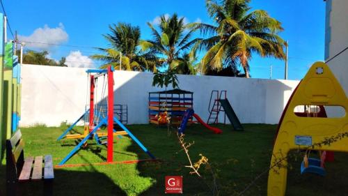 阿拉卡茹CASA próximo PRAIA para temporada的一个带秋千的游乐场的庭院