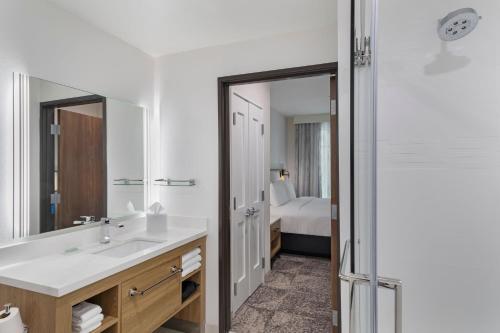 查茨沃斯Residence Inn by Marriott Chatsworth的一间带水槽和镜子的浴室