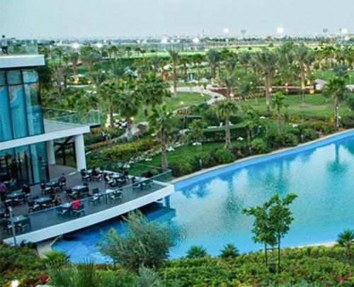 ‘Ūd al BayḑāʼApartmán Fiora, 2kk,Dubaj的享有度假村的空中景致,设有大型游泳池