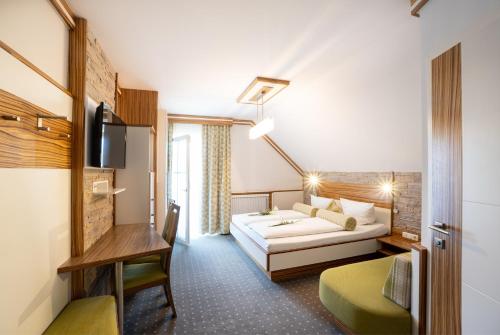 Unterlamm盖尼特蒙格鲁克酒店的配有一张床和一张书桌的酒店客房