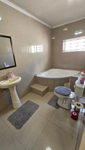 KitweArtem Apartments - Apartment 1的带浴缸、卫生间和盥洗盆的浴室