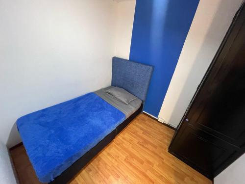 波哥大Hostel Bogotá Niza Tu sitio的小房间设有蓝色的床和电视