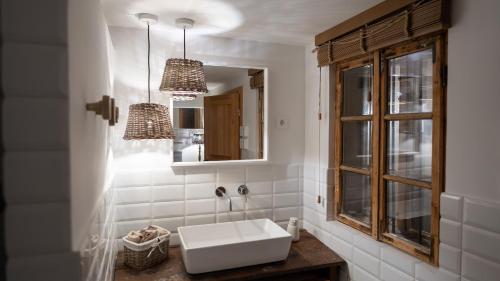FokovciGardenguesthouse Mlinar的白色的浴室设有水槽和镜子