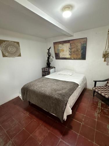 康塞普西翁德阿塔科Casaca的一间卧室配有一张床和一把椅子